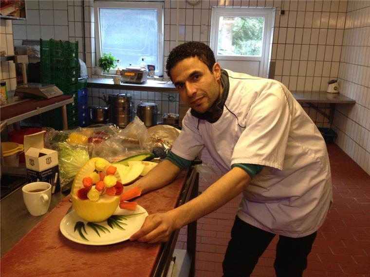 Ringstedt: Einheimische und Flüchtlinge wollen gemeinsam feiern Künstlerische Kreation aus einer Honigmelone mit Gemüse: Jamal Saleh aus Syrien übt in der Küche von Klaus Riggers für das „Fest der Kulturen“.