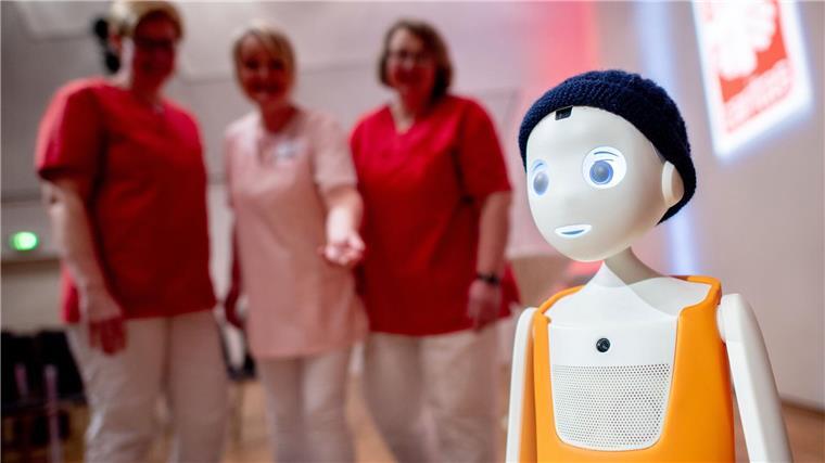 Expertin sieht in Künstlicher Intelligenz Chancen für Pflege Künstliche Intelligenz und Roboter können die Arbeit von Pflegekräften erleichtern, bergen aber auch Risiken.