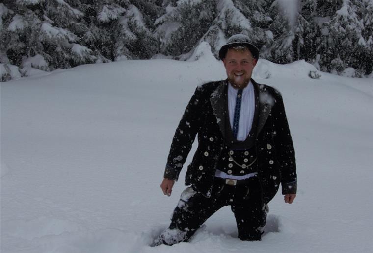 Midlumer vier Jahre lang auf der Walz Küstenkerl im Schneemeer: Seine Walz führte den Zimmermann-Gesellen Eike Puschies aus Midlum natürlich auch in die Berge - wie hier ins Allgäu.
