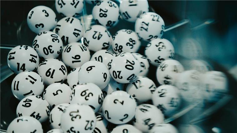 Niedersachsen geben 858 Millionen Euro für Lotterien aus Kugeln während einer Ziehung.