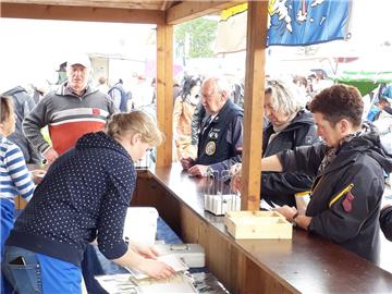 Kulinarisch war beim Hafenfest in Sandstedt für jeden etwas dabei. 