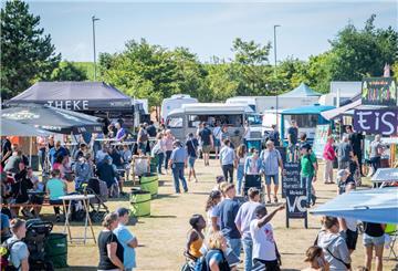 Maritime Tage 2022: Besucher rund um das Festgelände beim Street Food Festival.