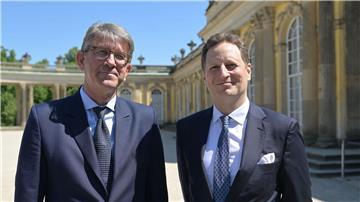 Kulturstaatsminister Wolfram Weimer (l) und Georg Friedrich Prinz von Preußen betonten, wie wichtig die Einigung im Hohenzollern-Streit ist.