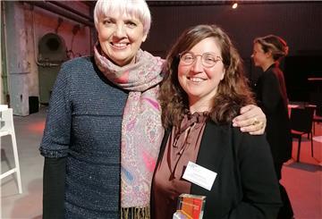 Kulturstaatsministerin Claudia Roth gratulierte Museumspädagogin Astrid Bormann zum Preis des Publikums beim Deutschen Preis für kulturelle Bildung.