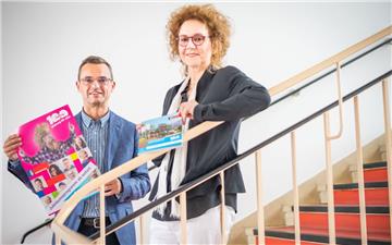 Kulturstadtrat Michael Frost und die Direktorin der Volkshochschule (VHS), Dr. Beate Porombka, präsentieren das neue Herbstprogramm der VHS. 