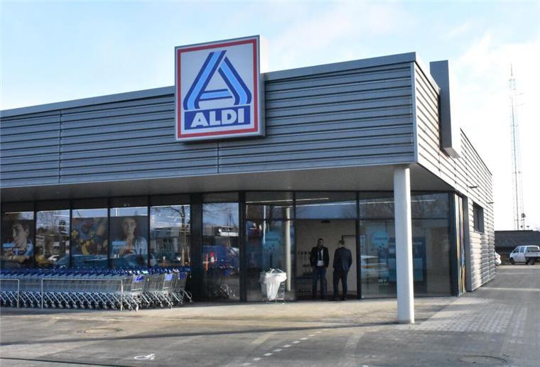 Neue Aldi-Regelung: Worauf Kunden sich jetzt einstellen müssen Das Logo von Aldi-Süd ist an der Fassade des Discounters angebracht.