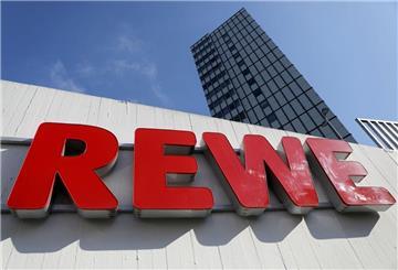 An einem Gebäude prankt das Logo der Supermarkt-Kette Rewe.  Kunden bei Rewe müssen sich seit dem 14. Juli umstellen. Die Lebensmittelkette hat sich von ihren Sammelheften für Treuepunkte verabschiedet.