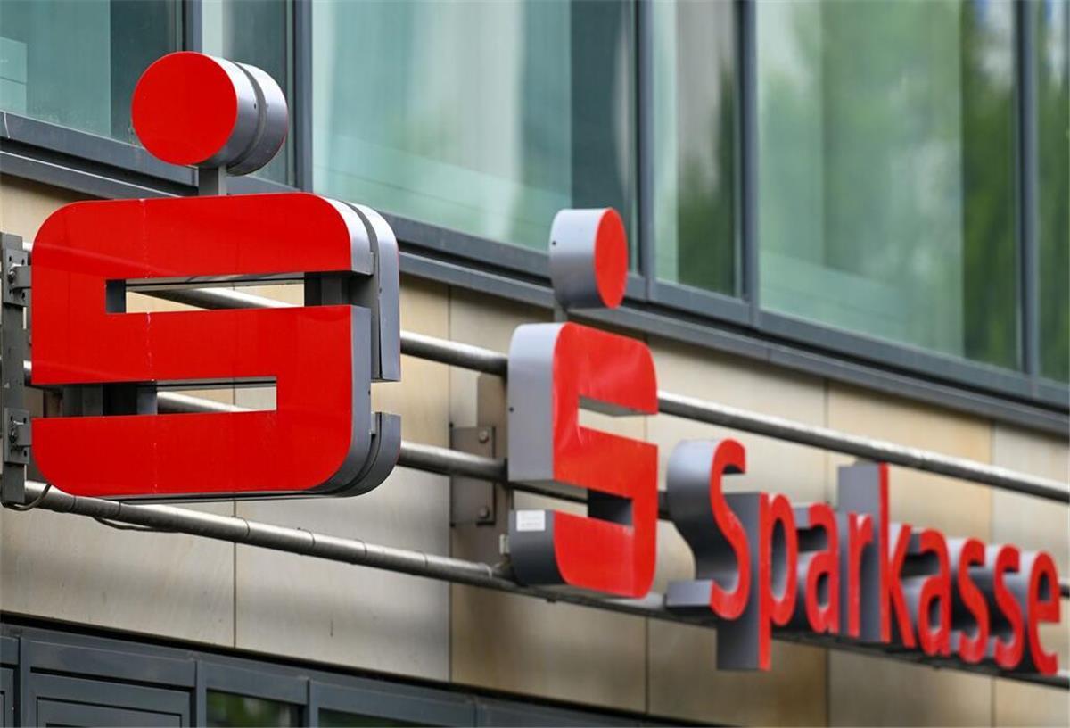 Aus und vorbei! Sparkasse stellt alte Zahlungsmethode Ende August ein Das Logo der Sparkasse ist über dem Eingang einer Sparkassenfiliale zu sehen.