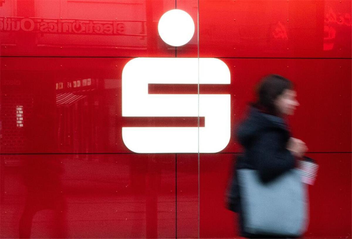  Ein Passantin läuft an einer Sparkasse vorbei. Kunden der Sparkasse müssen vorsichtig sein. Betrüger haben es auf Online-Überweisungen abgesehen. Sie sollten sich sofort schützen.
