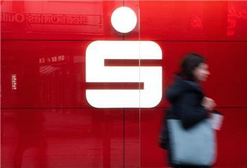  Ein Passantin läuft an einer Sparkasse vorbei. Kunden der Sparkasse müssen vorsichtig sein. Betrüger haben es auf Online-Überweisungen abgesehen. Sie sollten sich sofort schützen.