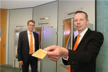 Kunden der Volksbank müssen sich am Wochenende auf Einschränkungen beim Geldabheben und Zahlen mit der VR-Bankcard (EC-Karte) einstellen. Grund ist eine Software-Umstellung, wie Holger Mangels (links) und Ulf Markowski von der Volksbank erklären.