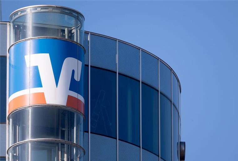 Vorsicht! Volksbank-Kunden droht hoher Verlust Das Logo der Volksbank ist an einem Gebäude der Volksbank zu sehen. Kunden der Volksbank werden immer wieder Ziel von Online-Betrügern. Aktuell ist eine gefährliche Phishing-E-Mail im Umlauf. Es droht Geldverlust.