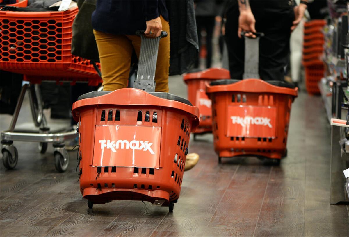 Shopping-Fans freuen sich: TK Maxx eröffnet Filiale in der Bremer Innenstadt Kunden ziehen Einkaufskörbe in einer Filiale von TK hinter sich her. Die Shopping-Kette plant eine weitere Filiale in Bremen.