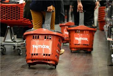 Kunden ziehen Einkaufskörbe in einer Filiale von TK hinter sich her. Die Shopping-Kette plant eine weitere Filiale in Bremen. 