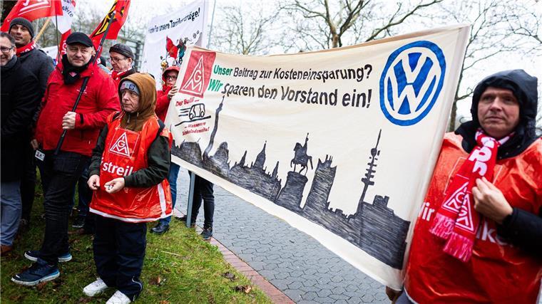 Kundgebung in Hannover: Die IG Metall verlangt den Erhalt aller Standorte und eine Beschäftigungsgarantie für die rund 130.000 Mitarbeiter. 