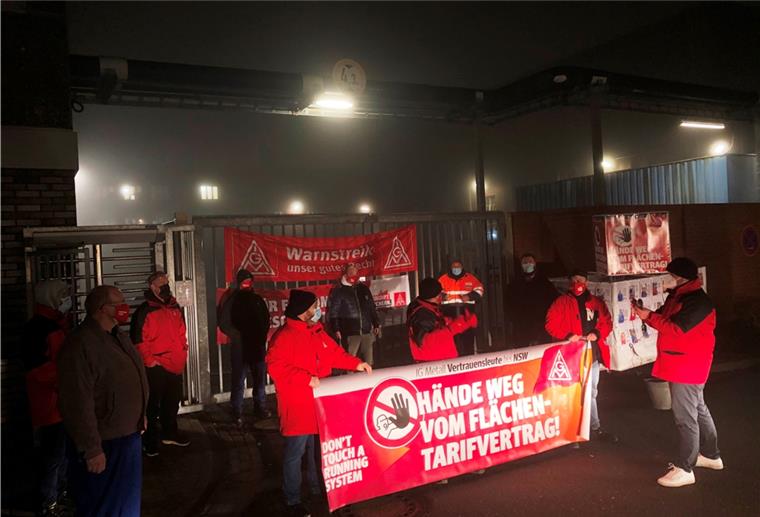 Kundgebung mit Corona-Masken in der Nacht zu Dienstag vor dem Tor der Norddeutschen Seekabelwerke.
