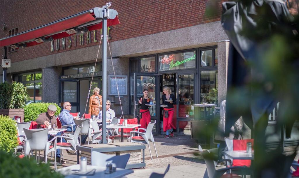 Kunst, Kaffee, Innenstadt: Das „Caspar David“ gegenüber der Kunsthalle lädt Studenten, Kulturliebende und Familien gleichermaßen zum Verweilen ein. Im Sommer kann man es sich hier auch auf der Außenterrasse gut gehen lassen. Zwar nicht mitten in der Fußgängerzone, dafür direkt am Theodor-Heuss-Platz gelegen, kann man im Caspar-David gut klönschnacken und Innenstadttrubel mitbekommen.