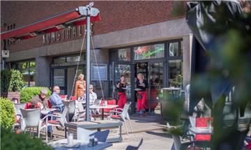 Kunst, Kaffee, Innenstadt: Das „Caspar David“ gegenüber der Kunsthalle lädt Studenten, Kulturliebende und Familien gleichermaßen zum Verweilen ein. Im Sommer kann man es sich hier auch auf der Außenterrasse gut gehen lassen. Zwar nicht mitten in der Fußgängerzone, dafür direkt am Theodor-Heuss-Platz gelegen, kann man im Caspar-David gut klönschnacken und Innenstadttrubel mitbekommen.