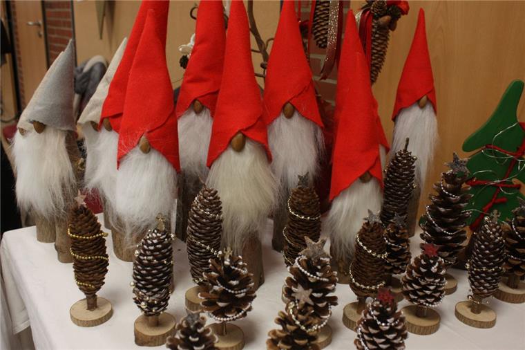 Kunsthandwerk und weihnachtliche Deko gehören fest zum Beverstedter Weihnachtsmarkt. Der soll an der Kirche schöner sein als an der Feldhofhalle.  