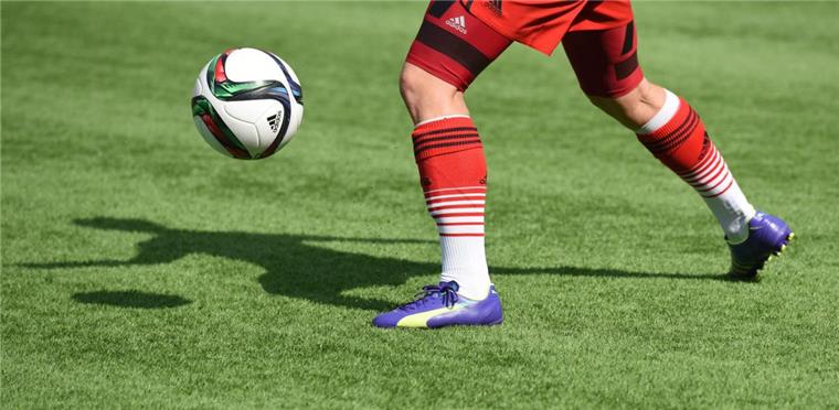 Bremerhavener Fußballvereine konkurrieren um Kunstrasenplatz Kunstrasenplätze sind im Kommen. In Bremerhaven gibt es vier der ganzjährig nutzbaren Spielfelder.