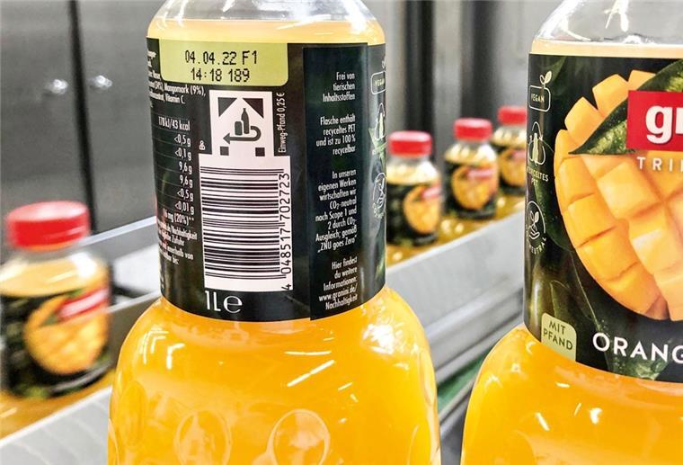 Kunststoffgetränkeflaschen und Getränkedosen können jetzt in die Geschäfte zurückgebracht und im Pfandautomaten abgegeben werden. Granini hatte sein Sortiment bereits im August 2021 umgestellt.