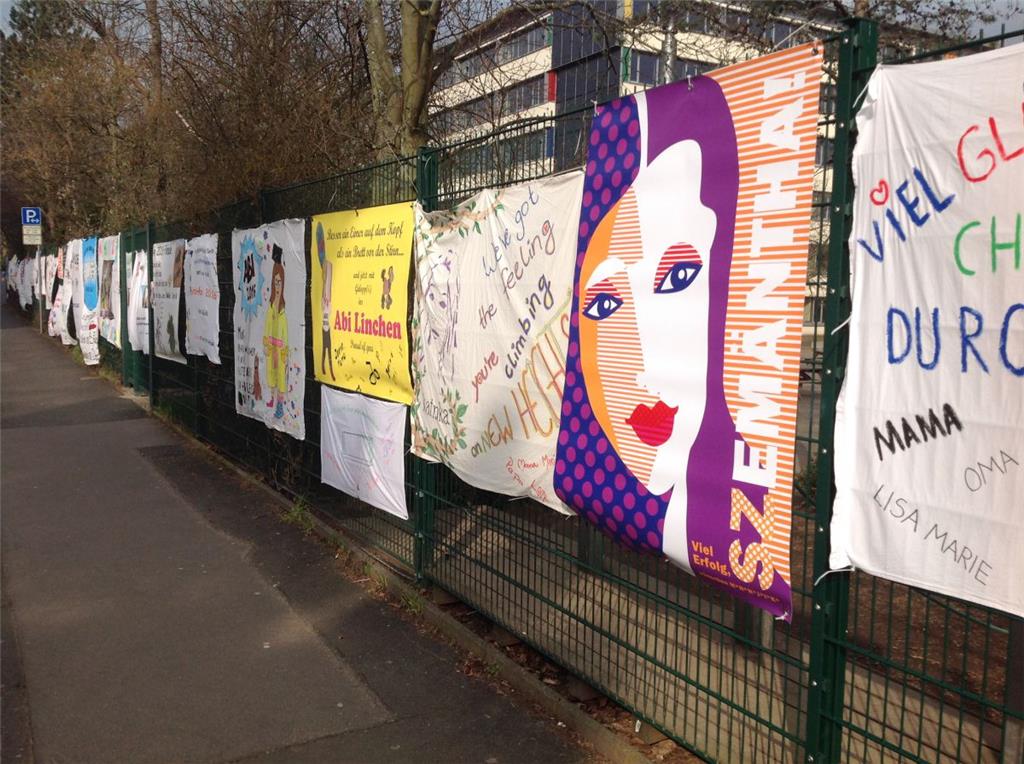 Kunstvoll im Siebdruck-Stil sind einige Plakate gestaltet