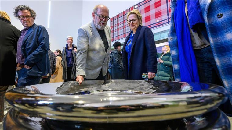 Größtes Projekt von Chemnitz als Kulturhauptstadt nun offen Kurator Alexander Ochs und Sachsens Kulturministerin Barbara Klepsch (CDU) bei der Eröffnung der Ausstellung „Verstrickungen“ im Kunstbahnhof Flöha.