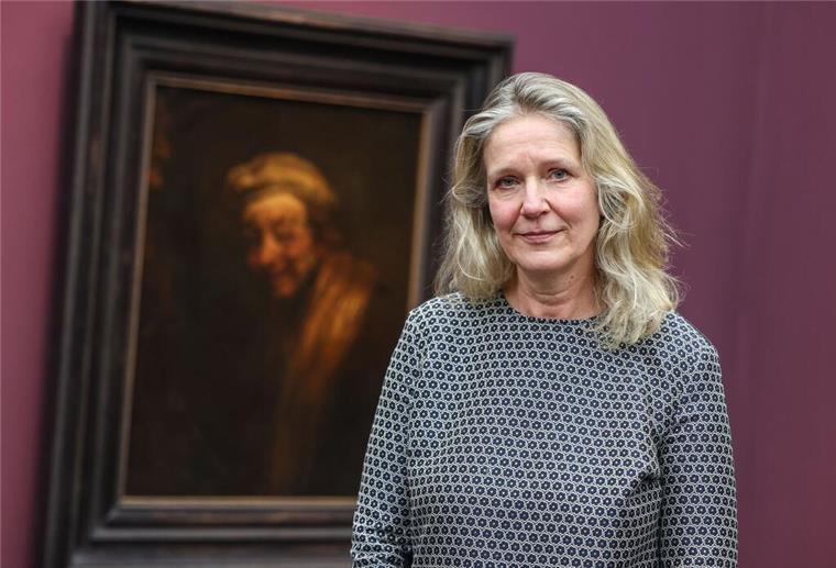 Kuratorin Anja Sevcik vor einem ihrer Lieblingsbilder: Der „Lachende Rembrandt“.