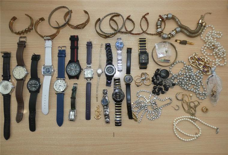 Diverser Schmuck und Uhren, die in einem Mülleimer in Cuxhaven gefunden wurden.