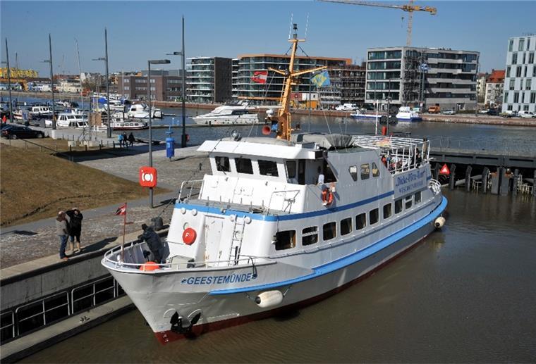 Bremerhaven: „Dicke Pötte Tour“ startet wieder Kurs Weser: Das Fahrgastschiff „Geestemünde“ passiert die Sportbootschleuse am Neuen Hafen.