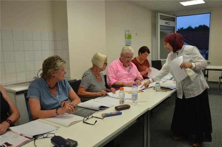 Arabisch lernen in Langen: Anfänger haben's nicht leicht mit dieser Sprache Kursleiterin Azza Tanta gibt Tipps zur Aussprache der arabischen Vokabeln. Die Teilnehmer versuchen, diese nach Kräften umzusetzen
