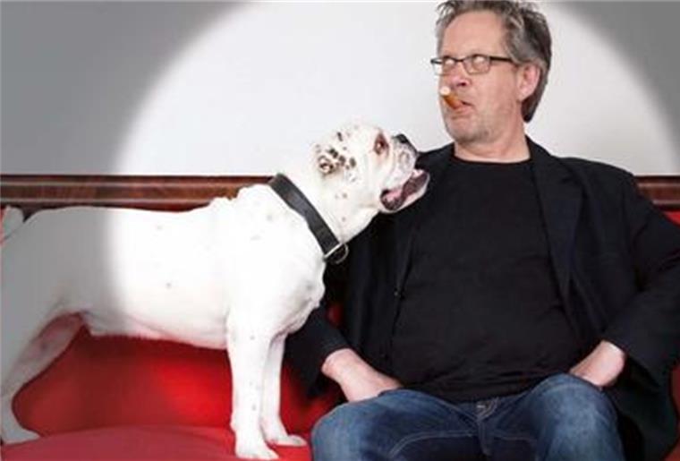 Bulldogge ist der Boss im Kulturhof Heyerhöfen Kurt Knabenschuh und Bulldogge Otiz