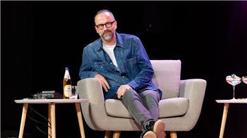 Kurt Krömer bei der Aufzeichnung der 100. Folge seines Podcasts „Feelings“ in Köln in der Volksbühne am Rudolfplatz.