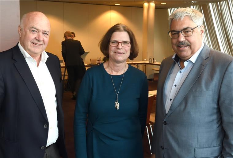 Kurt Zech (links) lud ins Atlantic-Hotel Sail City, das ihm gehört, um seine Pläne für die Lloyd Werft zu präsentieren. Wirtschaftssenatorin Kristina Vogt und Oberbürgermeister Melf Grantz waren Gäste.