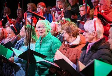 Kurz bevor Corona ausbrach:der Concordia-Frauenchor 2019 beim Weihnachtssingen im Nordseestadion.