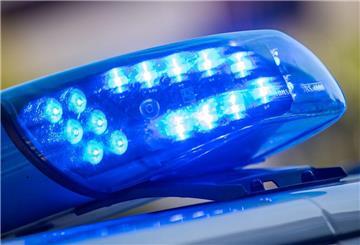 Ein Blaulicht leuchtet auf dem Dach eines Streifenwagens der Polizei.