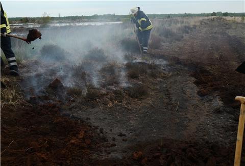 Kurz nach 17 Uhr am späten Sonntagnachmittag wurden die Ortsfeuerwehren Augustendorf, Glinstedt, Karlshöfen und Gnarrenburg nach Forstort-Anfang zu einem Moorbarnd gerufen.
