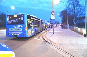 Kurz nach dem Kreisverkehr in der Rickmersstraße ist am Montagabend eine junge Radfahrerin von einem Linienbus erfasst worden.