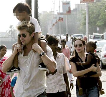 Insgesamt haben Angelina und Brad sechs gemeinsame Kinder. Drei sind adoptiert, drei sind leiblich.