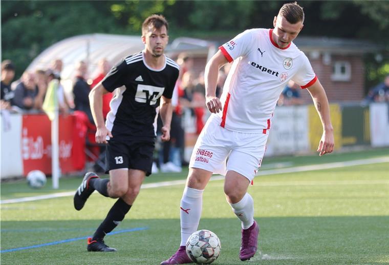 Kurz nach seiner Hineinnahme gab Pierre-Steffen Heinemann (weißes Trikot) die Vorlage zum 1:0 für den SV Brake. Das 2:0 erzielte er. 