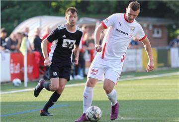 Kurz nach seiner Hineinnahme gab Pierre-Steffen Heinemann (weißes Trikot) die Vorlage zum 1:0 für den SV Brake. Das 2:0 erzielte er. 