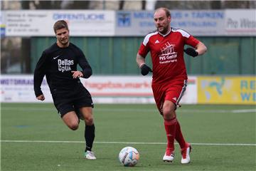 Kurz nachdem der SV Brake das 1:1 kassiert hatte, brachte Arkadius Wojcik (rechts) den souveränen Tabellenführer der Bezirksliga wieder in Führung. Am Ende gewann er mit 4:1 beim SV Tur Abdin Delmenhorst.