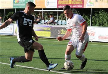 Kurz nachdem Jan Speer (rechts) eine Torchance für den SV Brake vergeben hatte, fiel das 1:0 für den Heidmühler FC.