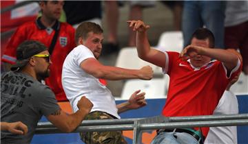 Kurz vor Abpfiff des EM-Spiels Russland gegen England haben russische Hooligans englische Fans attackiert. 