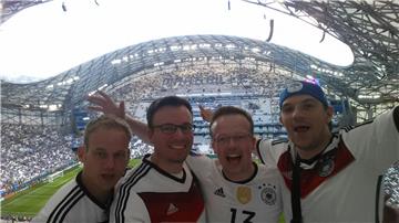 Kurz vor dem Anpfiff in Marseille: Dennis Harms (von links), Andreas Möller, Andre Fricke und Philip Bähr.