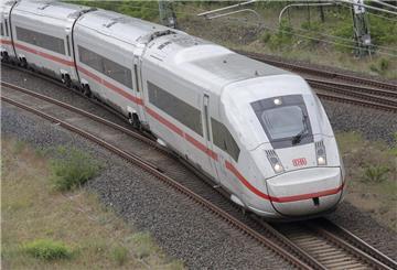 Kurz vor dem Bahnhof in Lauenbrück ist der ICE stehen geblieben. Bei den sommerlichen Temperaturen wurde es im Zug ganz schön heiß.