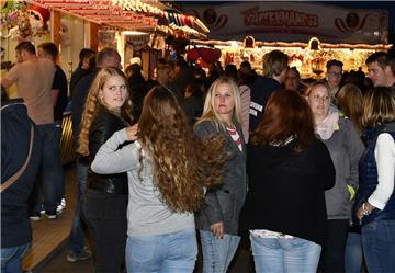 Kurz vor dem Feuerwerk war vor dem Festzelt kein Stehplatz mehr frei.
