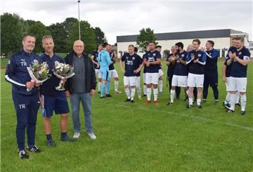 Kurz vor dem Spiel wurden die Trainer (von links) Mario Heinecke und Torsten Willuhn von Jugendleiter Wilfried Röglin verabschiedet.