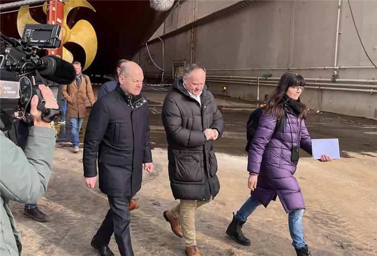Kanzler Scholz in Bremerhaven: Wasserstofftankstelle und Werft-Besuch Kurz vor der Wahl kommt Kanzler Olaf Scholz (links) nach Bremerhaven, um unter anderem die Lloyd-Werft zu besuchen.