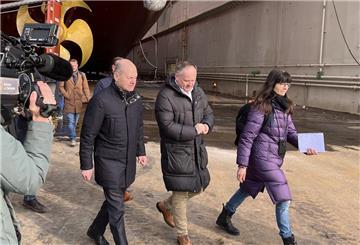 Kurz vor der Wahl kommt Kanzler Olaf Scholz (links) nach Bremerhaven, um unter anderem die Lloyd-Werft zu besuchen.